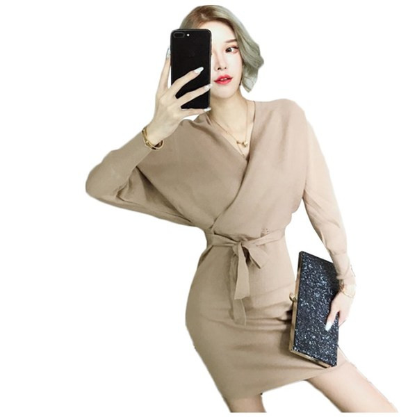 Modern rövid kötött ruha mély spitz nyakkivágással és derékkötővel