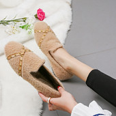 Γυναικείες παντόφλες με επίπεδη εξωτερική σόλα και μεταλλικά τρουξ