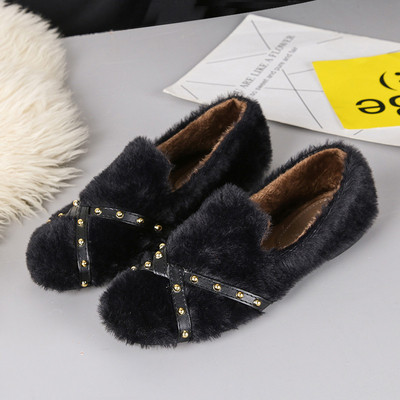 Γυναικείες παντόφλες με επίπεδη εξωτερική σόλα και μεταλλικά τρουξ