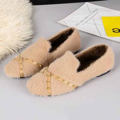 Γυναικείες παντόφλες με επίπεδη εξωτερική σόλα και μεταλλικά τρουξ