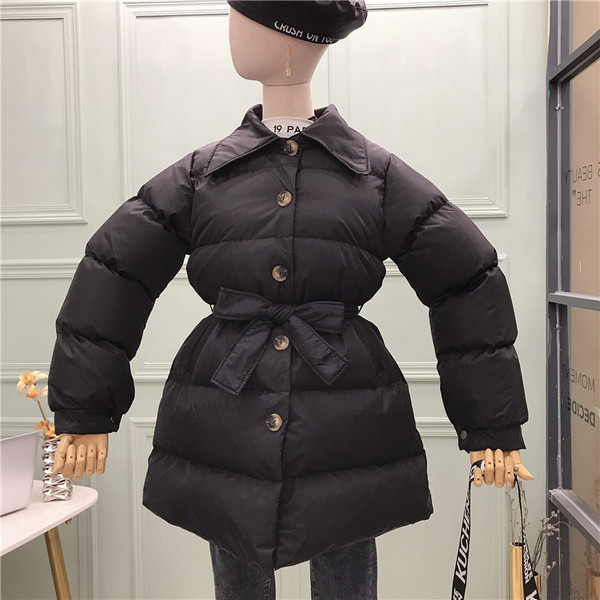 Γυναικείο μπουφάν  με κλασικό γιακά, κουμπιά και ζώνη σε λευκό, μαύρο και ροζ χρώμα