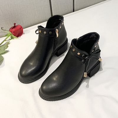 Női bőrcsizma vastag alacsony sarkú fekete és bézs színben, télre alkalmas