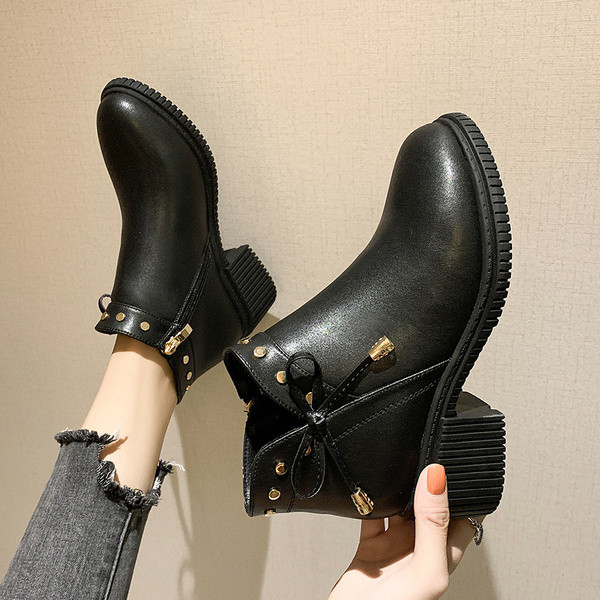 Női bőrcsizma vastag alacsony sarkú fekete és bézs színben, télre alkalmas