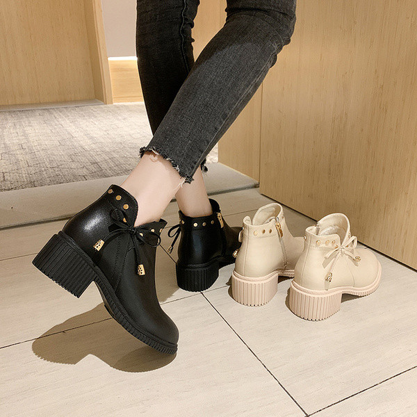 Női bőrcsizma vastag alacsony sarkú fekete és bézs színben, télre alkalmas