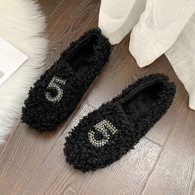 Alkalmi női pehelypapucs lapos talppal, fekete, fehér és bézs színben