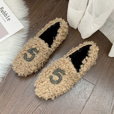 Alkalmi női pehelypapucs lapos talppal, fekete, fehér és bézs színben