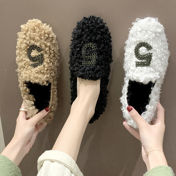 Alkalmi női pehelypapucs lapos talppal, fekete, fehér és bézs színben