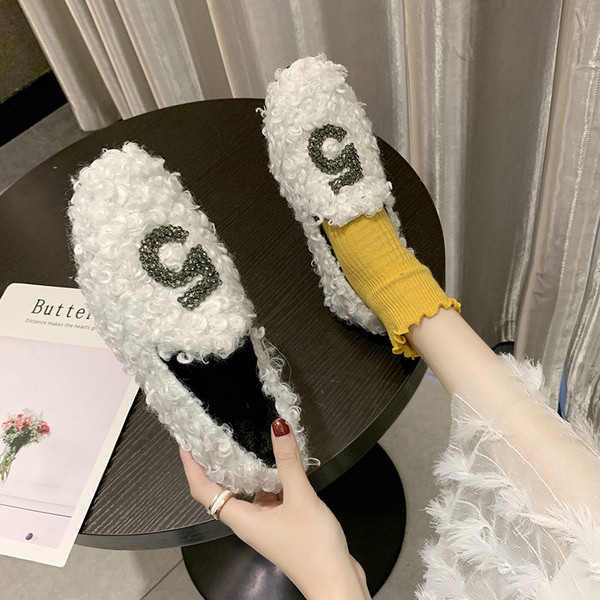 Alkalmi női pehelypapucs lapos talppal, fekete, fehér és bézs színben