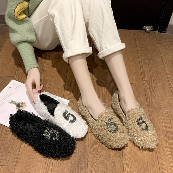 Alkalmi női pehelypapucs lapos talppal, fekete, fehér és bézs színben