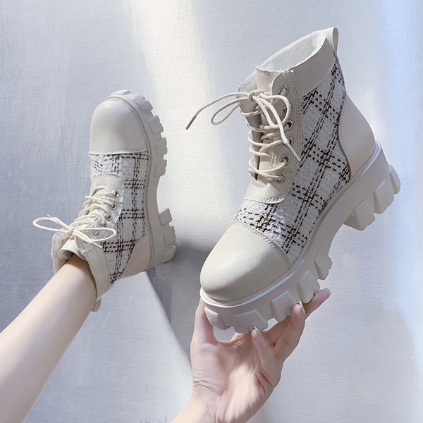 Νέες μοντέρνες γυναικείες μπότες  κατάλληλες για το χειμώνα με ψηλή πλατφόρμα