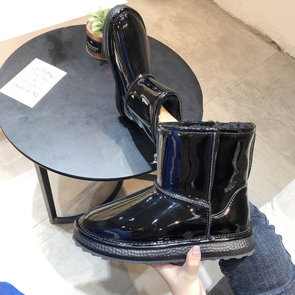 Χειμερινές γυναικείες μπότες με μαλακή επένδυση σε ασημί και μαύρο χρώμα