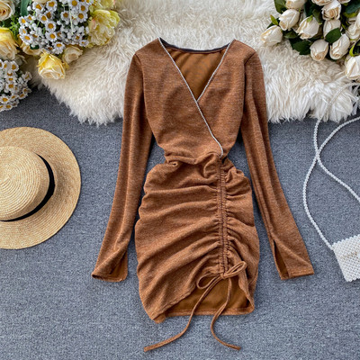 Modern női ruha szürke és barna színben, V-nyakkal