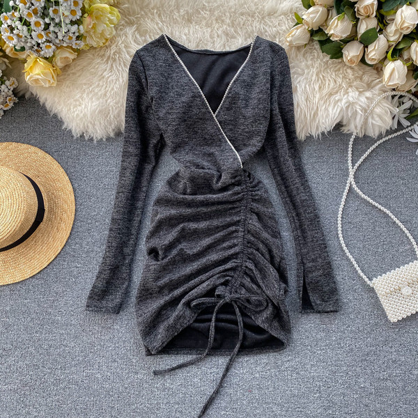 Modern női ruha szürke és barna színben, V-nyakkal