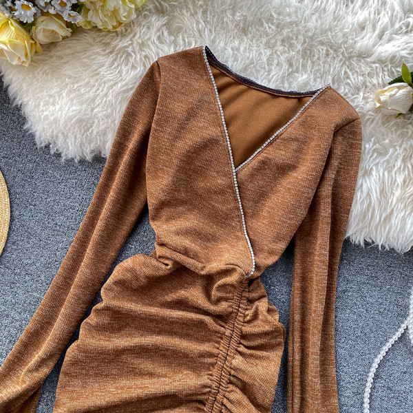 Modern női ruha szürke és barna színben, V-nyakkal