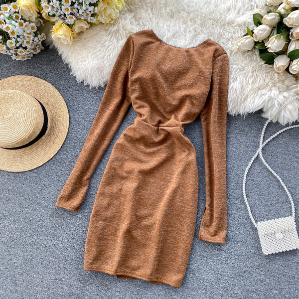 Modern női ruha szürke és barna színben, V-nyakkal