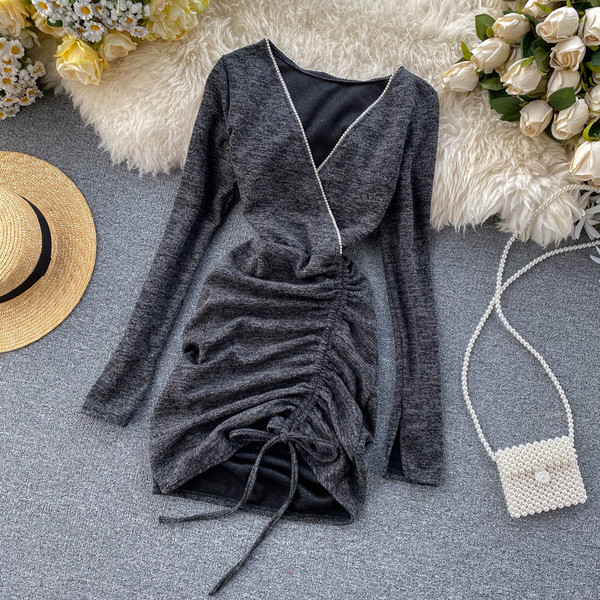 Modern női ruha szürke és barna színben, V-nyakkal