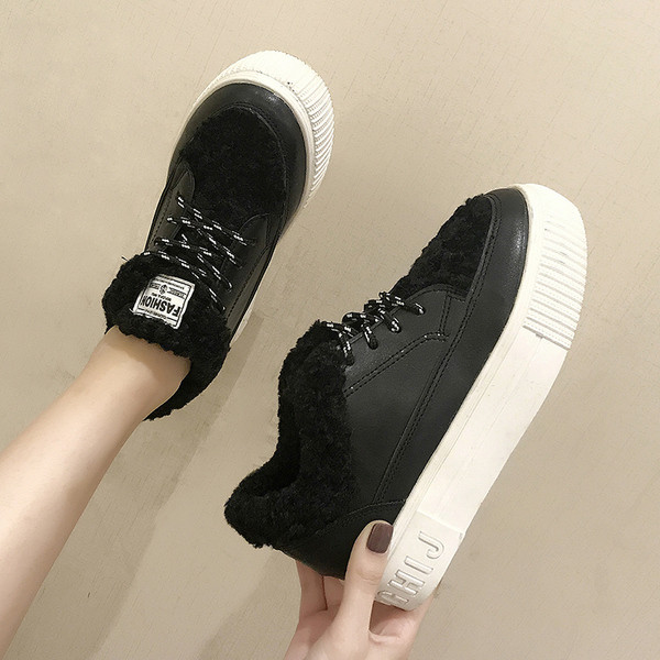 Női alkalmi cipő puha béléssel, fekete-fehér színben