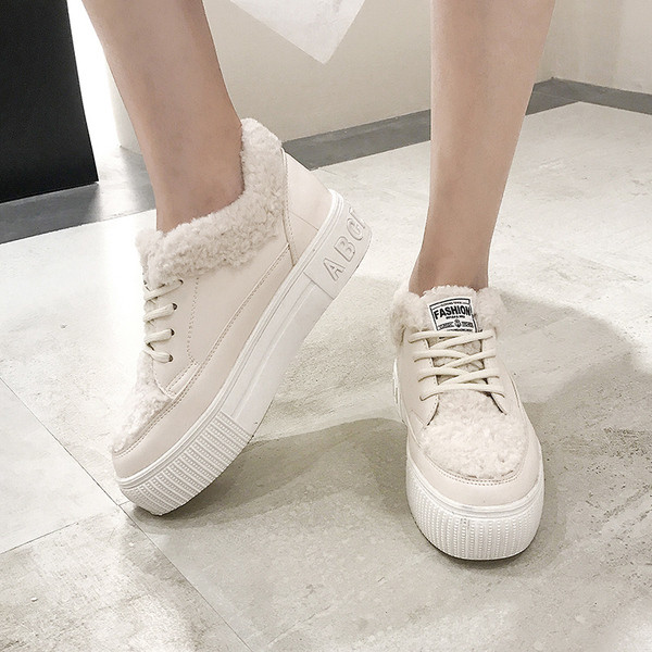 Női alkalmi cipő puha béléssel, fekete-fehér színben