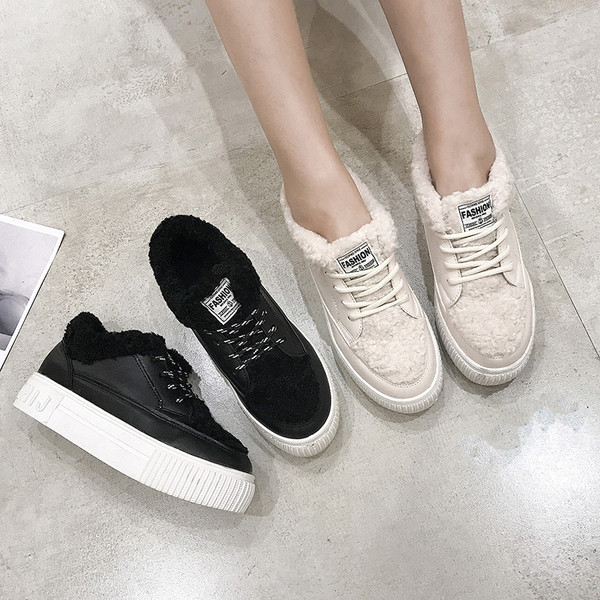 Női alkalmi cipő puha béléssel, fekete-fehér színben