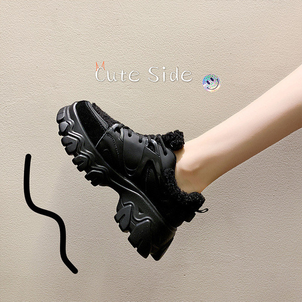 Νέο μοντέλο γυναικεία χειμερινά αθλητικά παπούτσια σε  μαύρο και μπεζ χρώμα