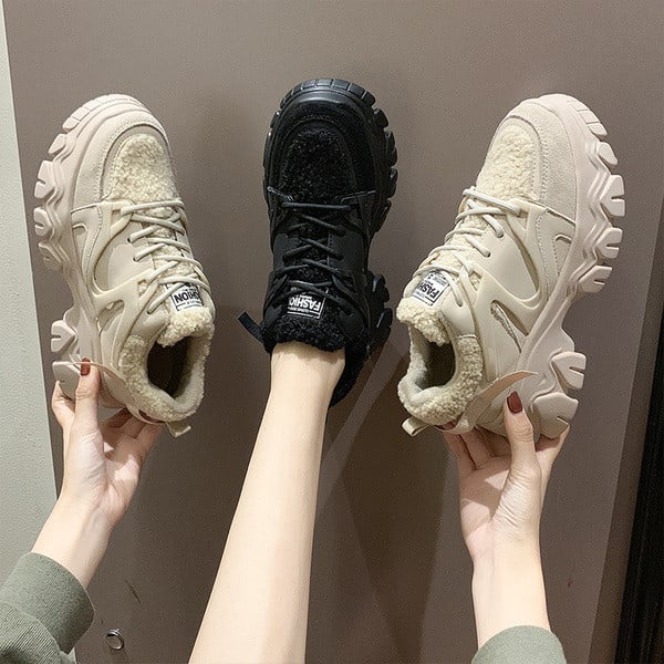 Νέο μοντέλο γυναικεία χειμερινά αθλητικά παπούτσια σε  μαύρο και μπεζ χρώμα