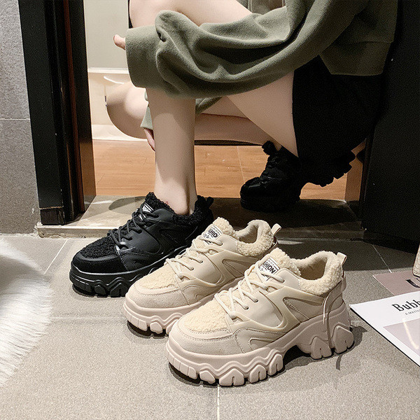 Νέο μοντέλο γυναικεία χειμερινά αθλητικά παπούτσια σε  μαύρο και μπεζ χρώμα