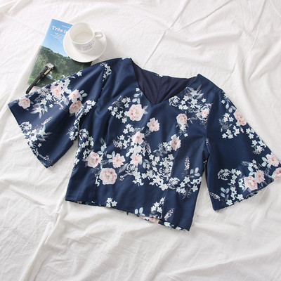 Νέο μοντέλο γυναικεία μπλούζα μοντέλο με floral σχέδια, φαρδιά μανίκια και λαιμόκοψη