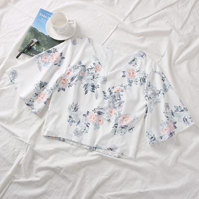 Νέο μοντέλο γυναικεία μπλούζα μοντέλο με floral σχέδια, φαρδιά μανίκια και λαιμόκοψη