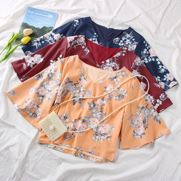 Νέο μοντέλο γυναικεία μπλούζα μοντέλο με floral σχέδια, φαρδιά μανίκια και λαιμόκοψη