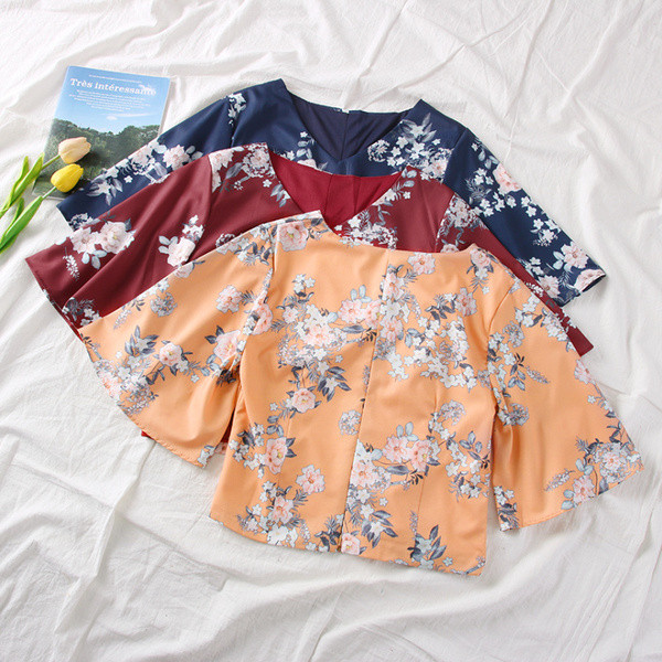 Νέο μοντέλο γυναικεία μπλούζα μοντέλο με floral σχέδια, φαρδιά μανίκια και λαιμόκοψη