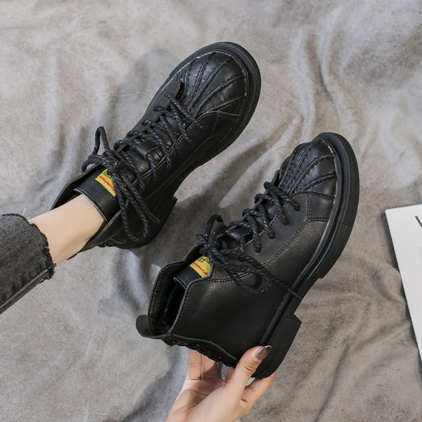 Lapos talpú női alkalmi csizma télre is