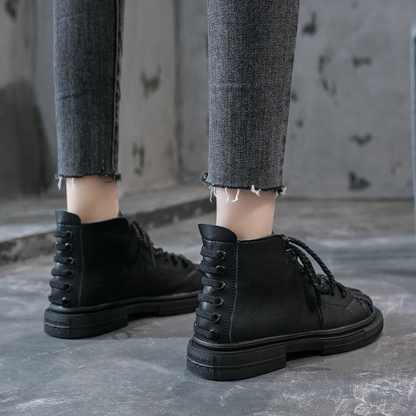 Lapos talpú női alkalmi csizma télre is