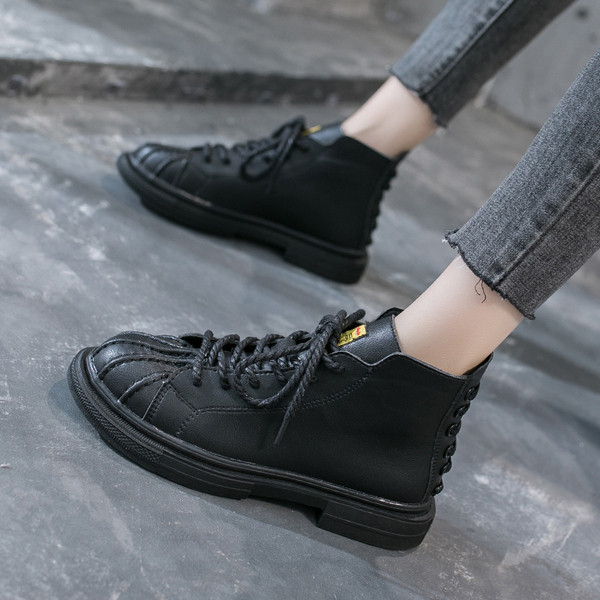 Lapos talpú női alkalmi csizma télre is