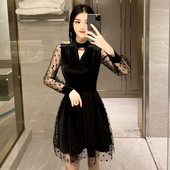 Bársonyból és tüllből készült rövid női ruha fekete színben - szabású modell