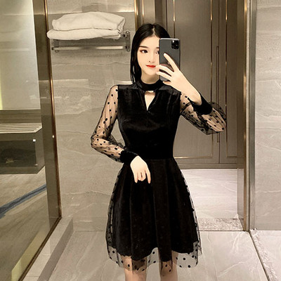 Bársonyból és tüllből készült rövid női ruha fekete színben - szabású modell