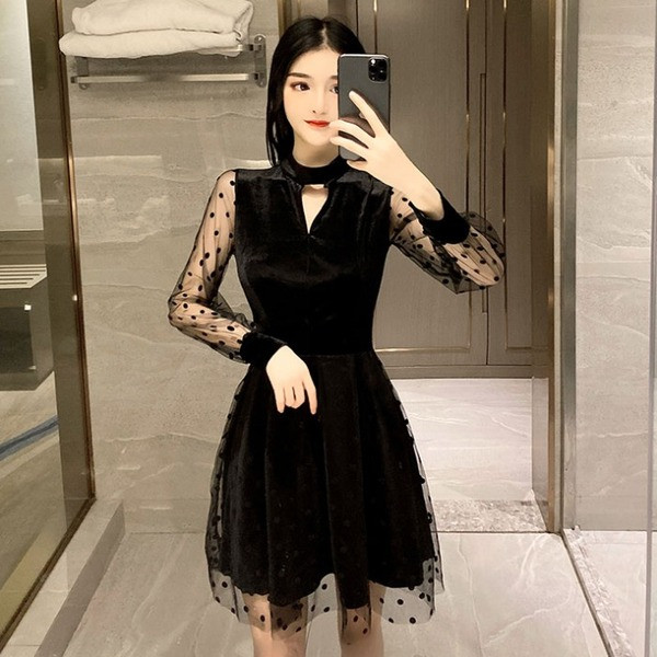 Bársonyból és tüllből készült rövid női ruha fekete színben - szabású modell