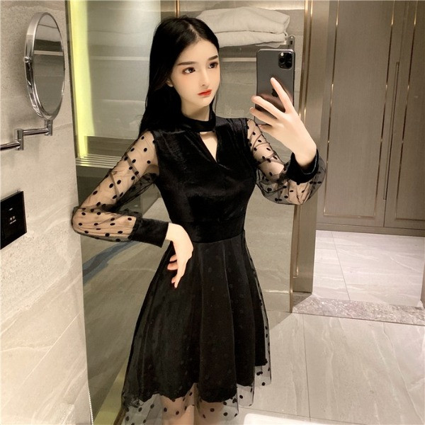 Bársonyból és tüllből készült rövid női ruha fekete színben - szabású modell