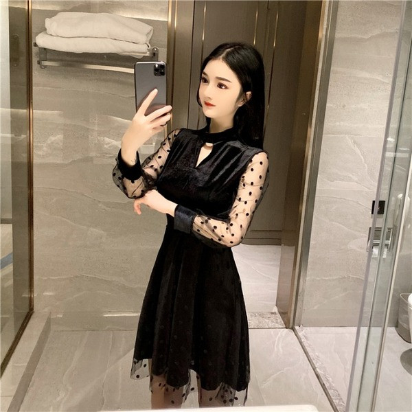 Bársonyból és tüllből készült rövid női ruha fekete színben - szabású modell