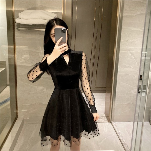 Bársonyból és tüllből készült rövid női ruha fekete színben - szabású modell