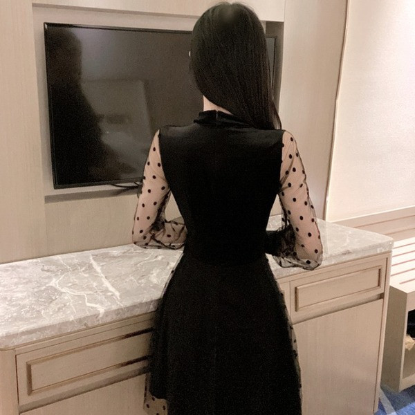 Bársonyból és tüllből készült rövid női ruha fekete színben - szabású modell