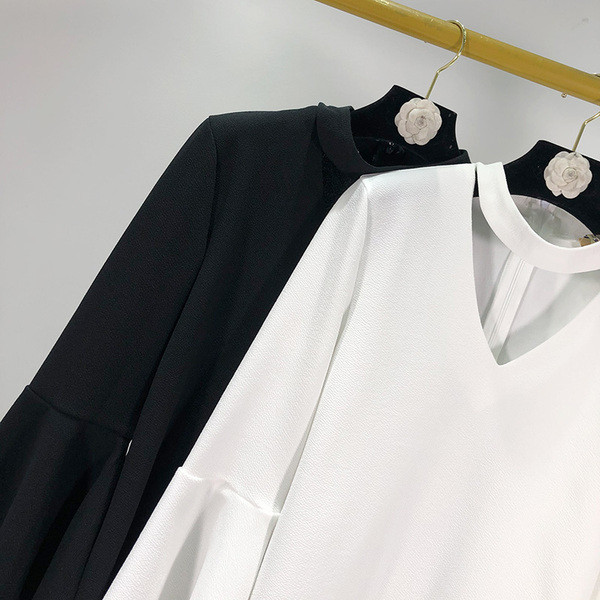 Női blúz széles modell lótusz ujjú fehér és fekete színben