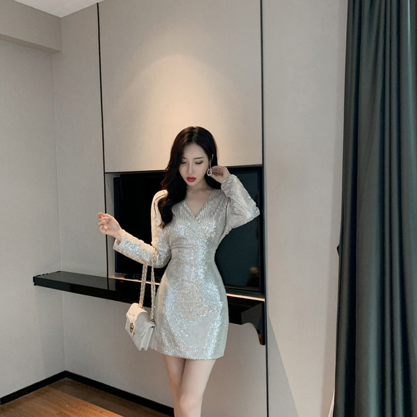 Rövid, modern ruha ezüst színben, mély nyakkivágással