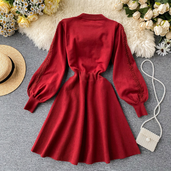 Vékony kötésből készült női ruha csipkével és széles ujjú bézs, fekete és bordó színben