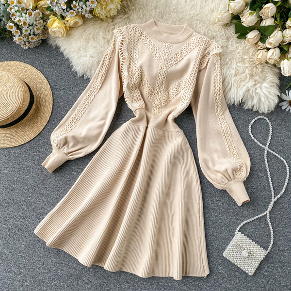 Vékony kötésből készült női ruha csipkével és széles ujjú bézs, fekete és bordó színben