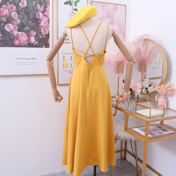 Kivágott modell női ruha vékony pántokkal sárga, narancssárga, piros, zöld, fekete és fehér színben