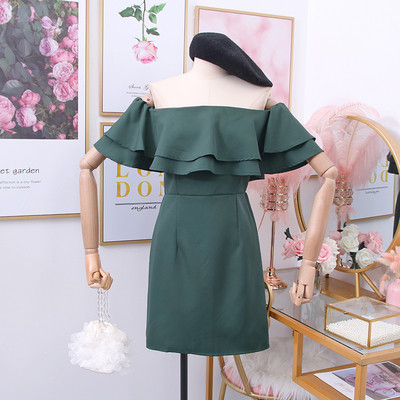 Rochie elegantă de damă, cu umerii goi, în negru, roșu și verde