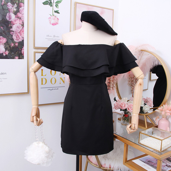 Rochie elegantă de damă, cu umerii goi, în negru, roșu și verde