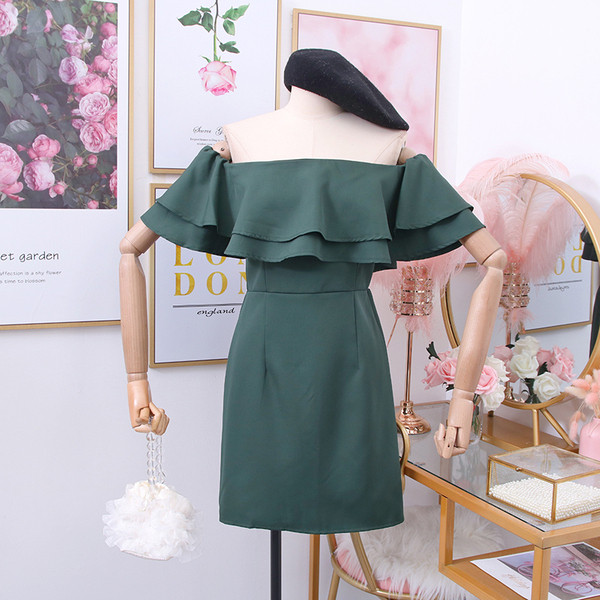 Rochie elegantă de damă, cu umerii goi, în negru, roșu și verde