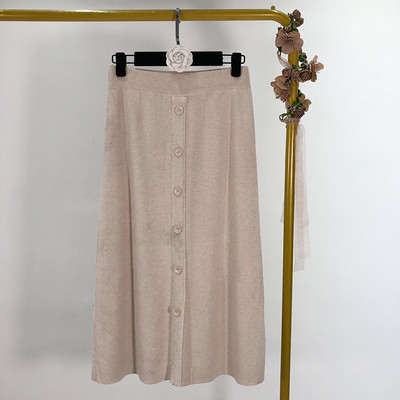 Hosszú kötött szoknya gombos szabásmintával