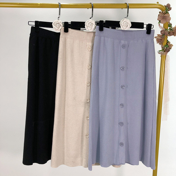 Hosszú kötött szoknya gombos szabásmintával